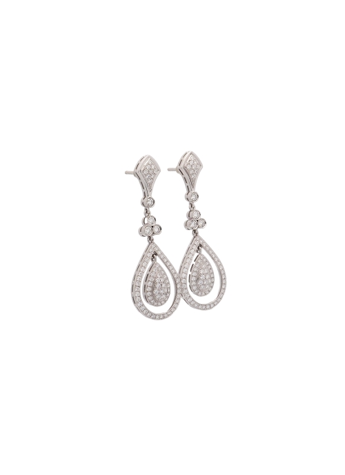 Pendientes largos de oro blanco de 18Kt, hechos a mano. Con un peso de 10 gramos de oro y 158 diamantes talla brillante, de 1,25