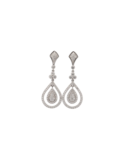 Pendientes largos de oro blanco de 18Kt, hechos a mano. Con un peso de 10 gramos de oro y 158 diamantes talla brillante, de 1,25