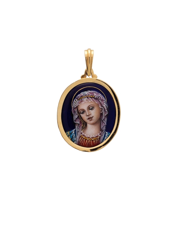 Medalla de esmalte de forma ovalada de 28x24mm con retrato femenino. Con bisel y chapa trasera de oro amarillo de 18Kt.
