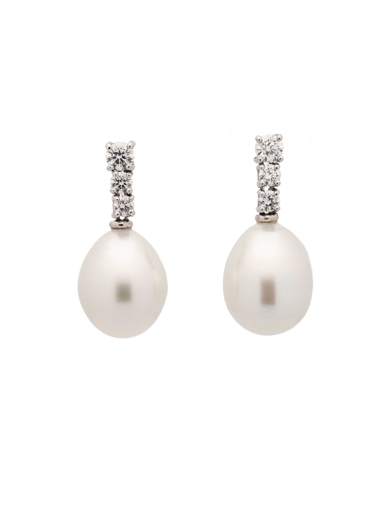 Pendientes de oro blanco de 18Kt, hechos a mano. Tres diamantes talla brillante, engastados en garras y dispuestos en disminució