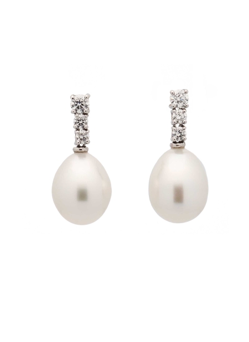 Pendientes de oro blanco de 18Kt, hechos a mano. Tres diamantes talla brillante, engastados en garras y dispuestos en disminució