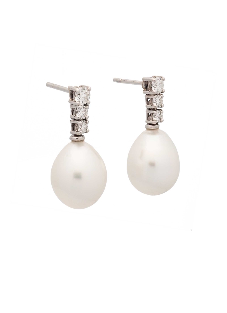 Pendientes de oro blanco de 18Kt, hechos a mano. Tres diamantes talla brillante, engastados en garras y dispuestos en disminució