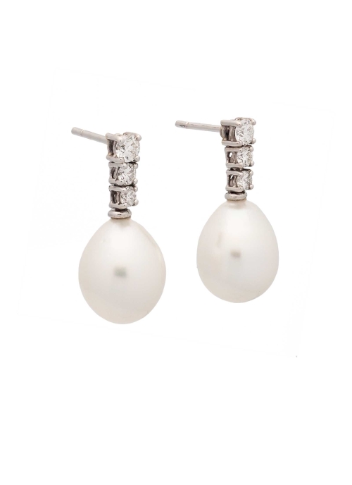 Pendientes de oro blanco de 18Kt, hechos a mano. Tres diamantes talla brillante, engastados en garras y dispuestos en disminució