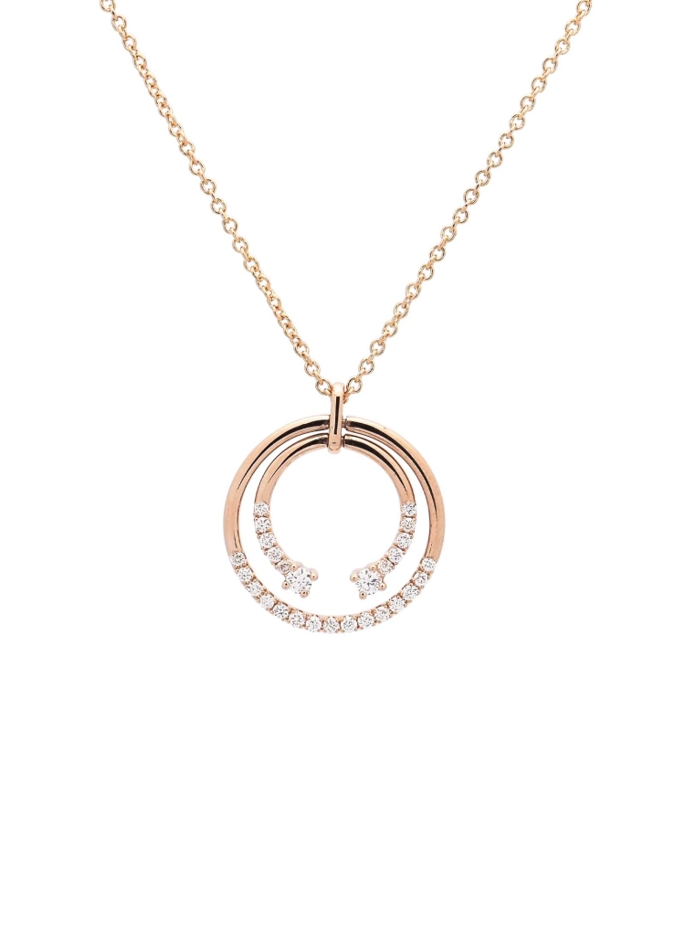 Cadena y colgante de oro rosa de 18Kt. Círculo y semicírculo con parte lisa y parte con diamantes, talla brillante, con un peso 
