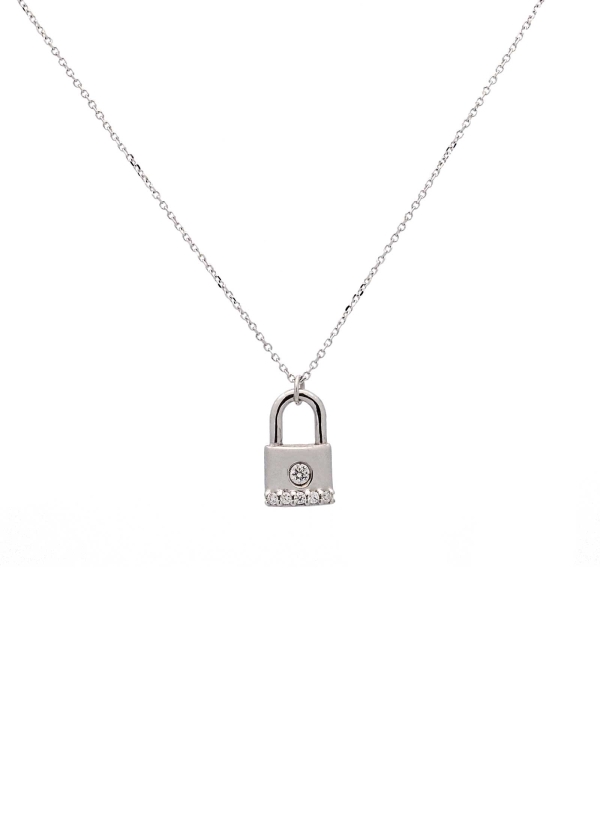 Cadena (43cm de largo, con posibilidad de llevarla a 40cm) y colgante de oro blanco de 18Kt. Pequeño candado con diamantes talla