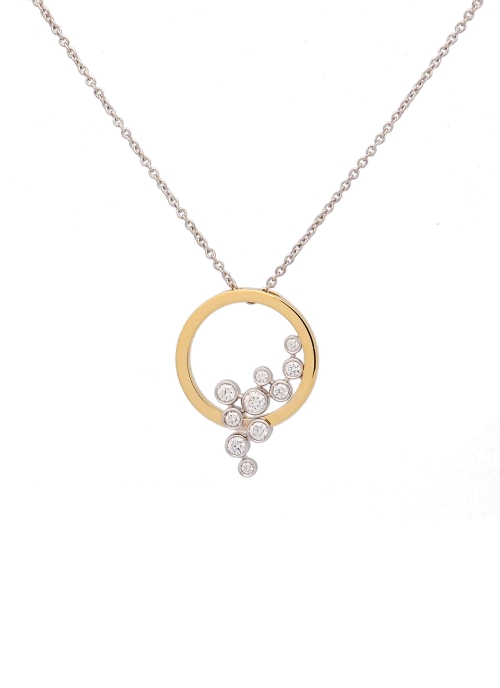 Original collar compuesto por una cadena de oro blanco de 18Kt, con un colgante en forma de aro de oro amarillo en el que parece