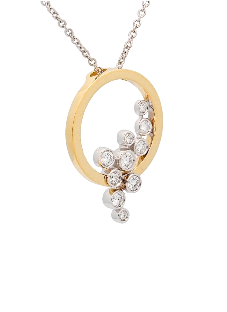 Original collar compuesto por una cadena de oro blanco de 18Kt, con un colgante en forma de aro de oro amarillo en el que parece