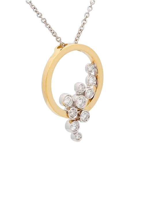 Original collar compuesto por una cadena de oro blanco de 18Kt, con un colgante en forma de aro de oro amarillo en el que parece