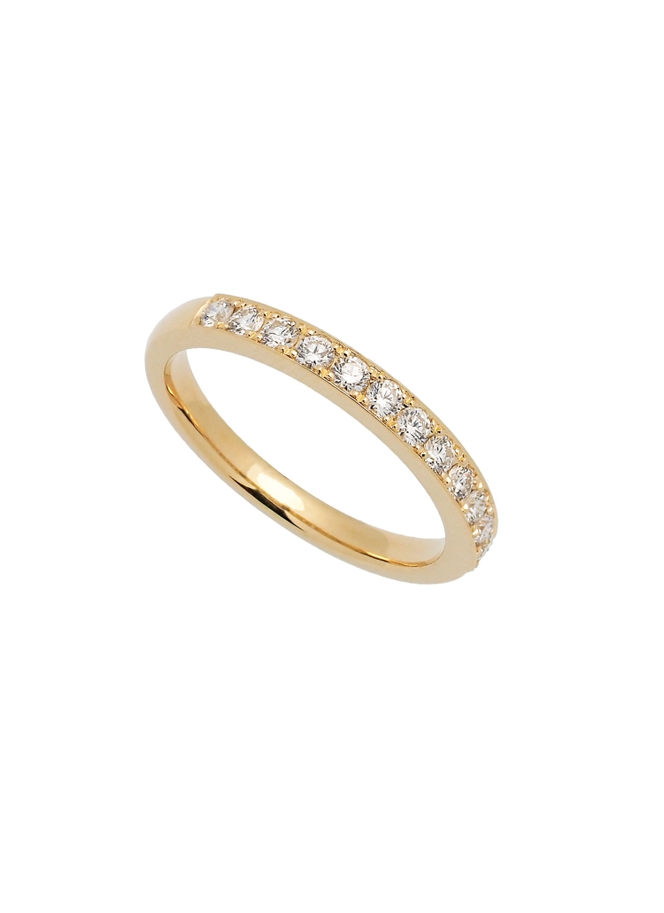 Anillo de oro amarillo de 18Kt, hecho a mano. Media alianza compuesta por 12 diamantes talla brillante (1,85-1,90mm), con un pes