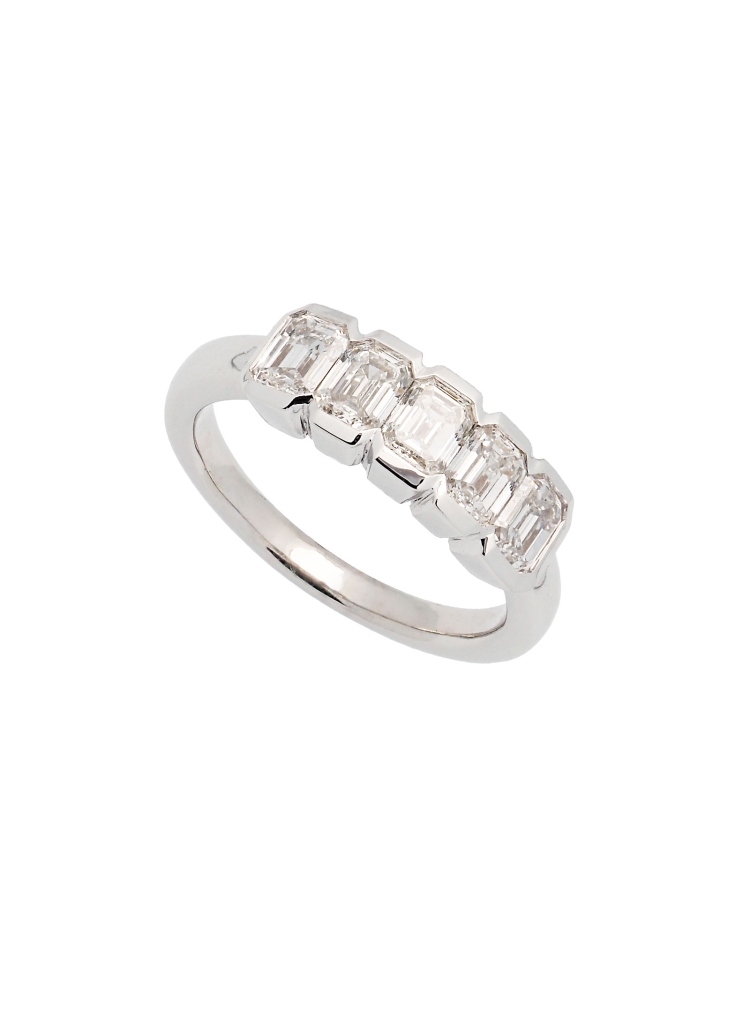 Anillo de oro blanco de 18Kt, hecho a mano. Cintillo compuesto por 5 diamantes talla esmeralda. El peso de los diamantes es 1,50
