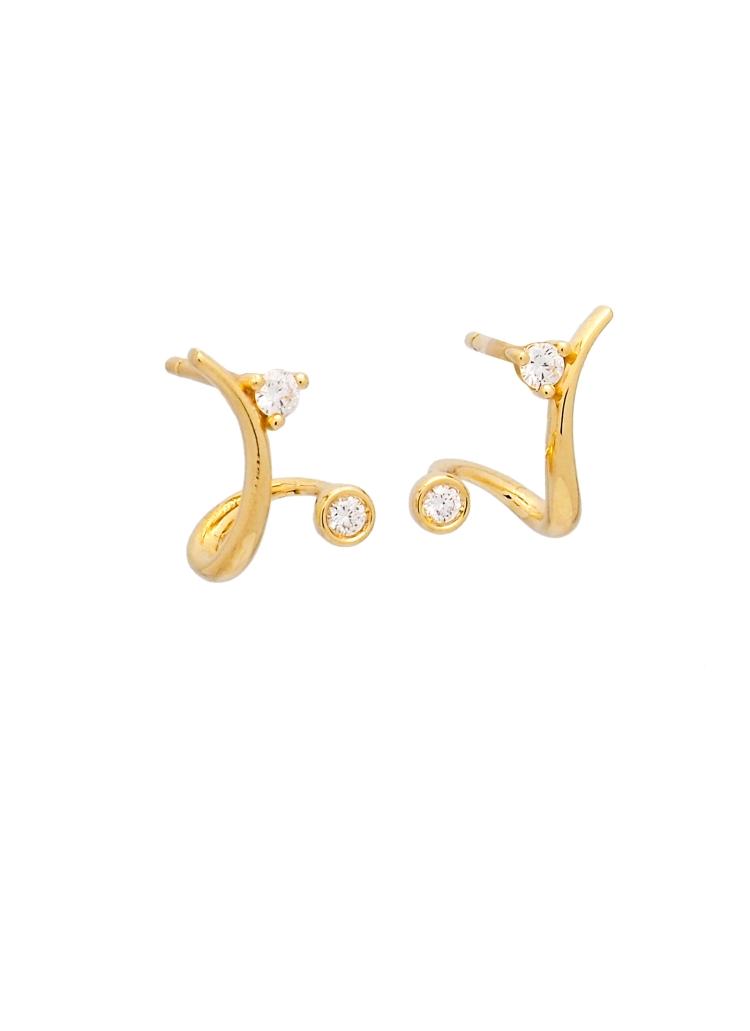 Modernos pendientes de oro amarillo de 18Kt, con forma sinuosa y un diamante talla brillante engastado en garras en la parte sup