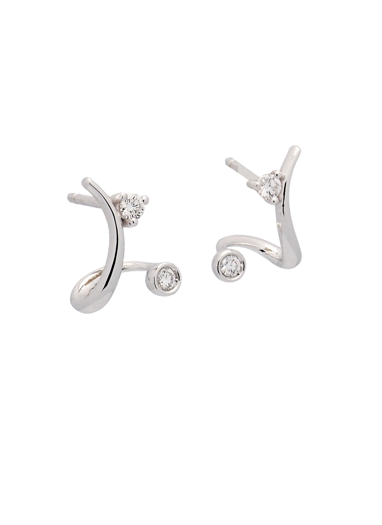 Originales pendientes de oro blanco de 18Kt, con forma sinuosa y un diamante talla brillante engastado en garras en la parte sup