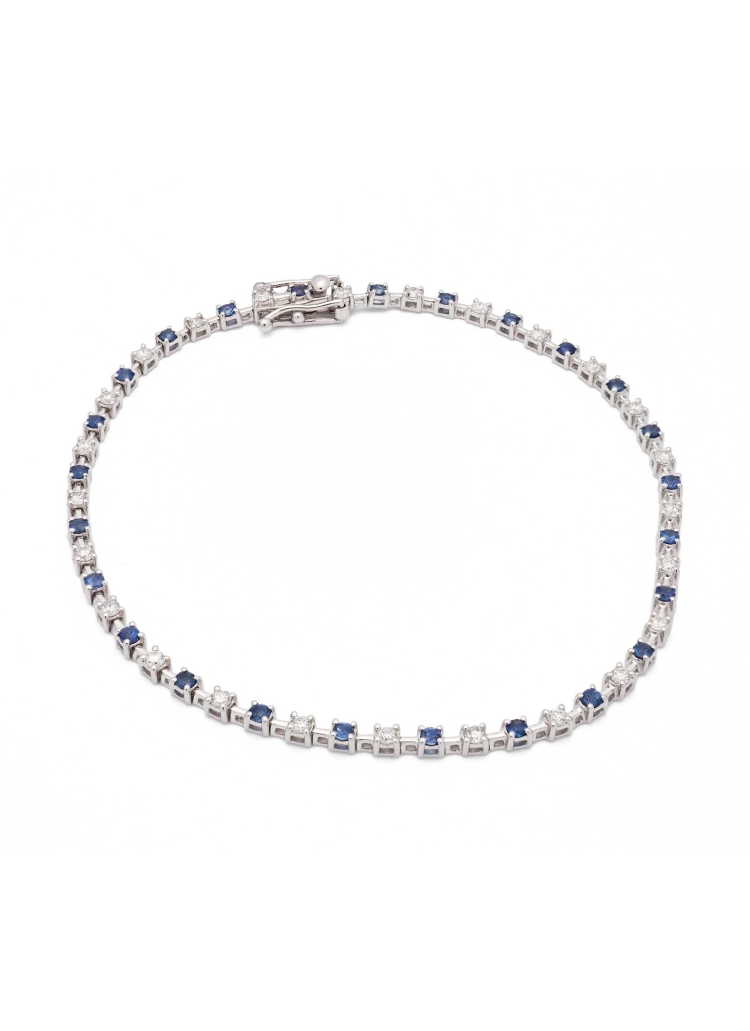 Pulsera de oro blanco de 18Kt que lleva 25 diamantes talla brillante, con un peso total de 0,50ct y 25 zafiros talla redonda, co