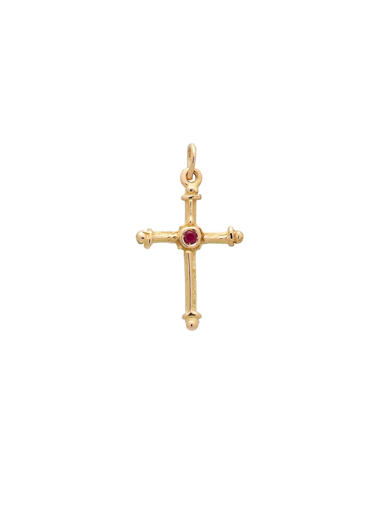Cruz de oro amarillo de 18Kt, mate-brillo. De 25x17mm, con un rubí talla redonda en el centro.
