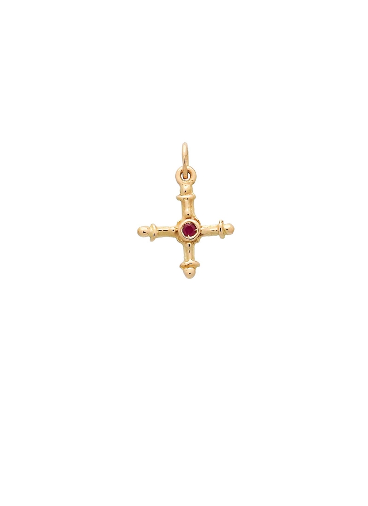 Cruz de oro amarillo de 18Kt, mate-brillo. De 15x15mm, con un rubí talla redonda en el centro.