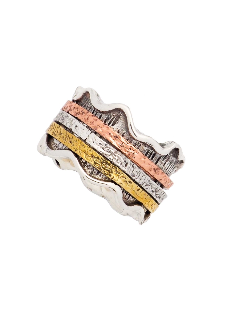 Anillo de plata de 16mm de ancho, con 2 aros giratorios de bronce a los lados de un aro de plata con pequeñas turquesas y dibujo