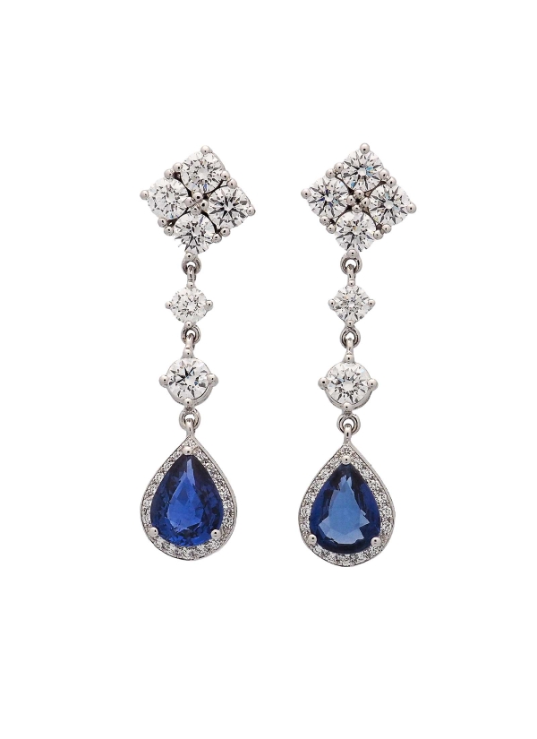 Espectaculares pendientes largos de oro blanco de 18Kt, hechos a mano. Compuestos por 10 diamantes talla brillante, cada uno de 