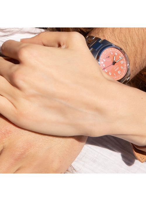 Reloj automático en caja de acero de 40mm con reserva de marcha de hasta 120h, esfera color terracota y brazalete de acero.