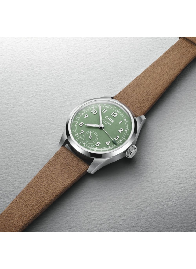 Reloj automático en caja de acero de 40mm con reserva de marcha de hasta 120h, esfera color verde y correa de piel.