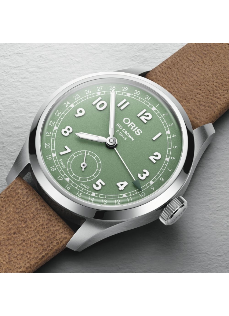 Reloj automático en caja de acero de 40mm con reserva de marcha de hasta 120h, esfera color verde y correa de piel.