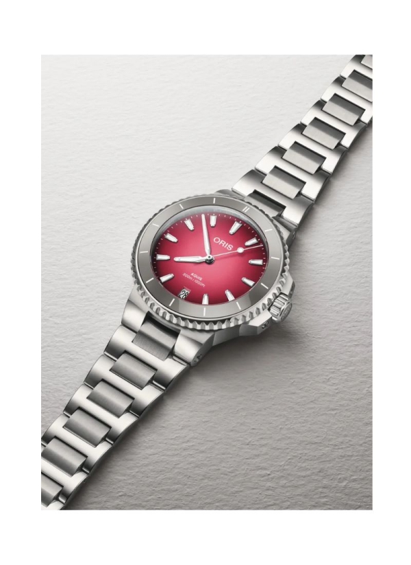 Presentamos este Aquis Date Taste of Summer de 36,50 mm con una esfera en rojo-rosa amanecer degradado. Con el rendimiento, la v 2