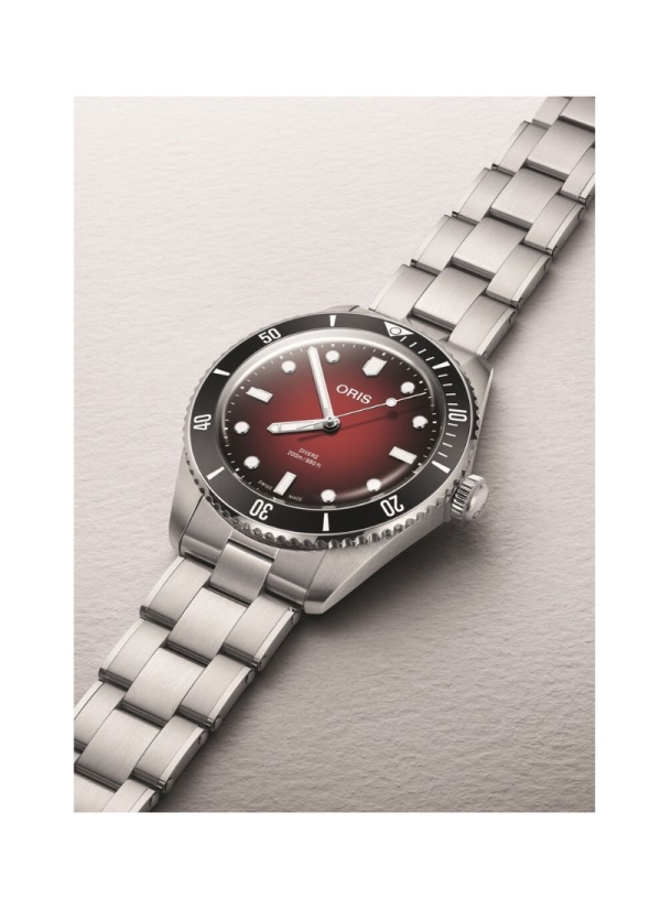 Presentamos el Oris X RedBar Limited Edition II, una edición de 250 ejemplares basada en nuestro reloj de buceo retro Divers. In 2