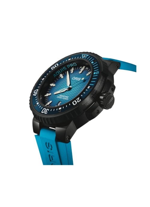 Nuestro reloj de buceo profesional tiene muchos detalles. Su caja de titanio de PVD gris es ligera y duradera; su bisel RSS se b