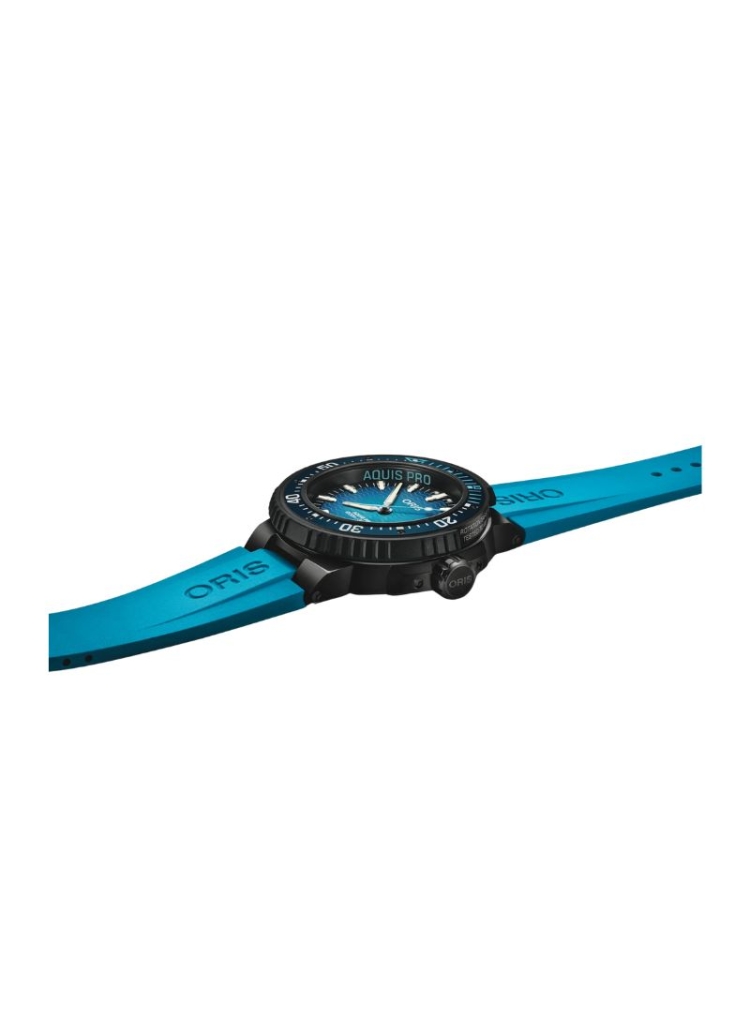 Nuestro reloj de buceo profesional tiene muchos detalles. Su caja de titanio de PVD gris es ligera y duradera; su bisel RSS se b