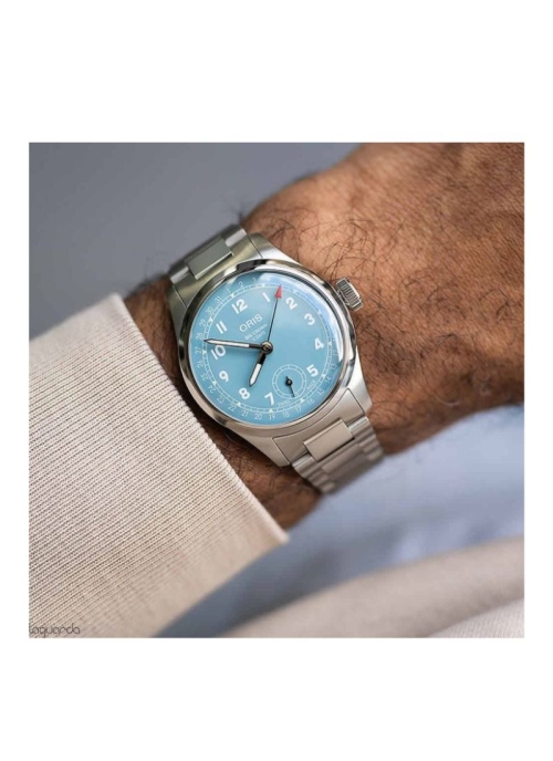 Esta edición de acero inoxidable de 38,00 mm de nuestro icónico Big Crown Pointer Date con una esfera verde azulada claro, un mo
