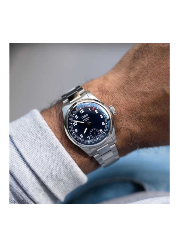 El Big Crown Pointer Date de 38,00 mm es uno de nuestros diseños más versátiles. Con nuestra icónica función del puntero para la 2