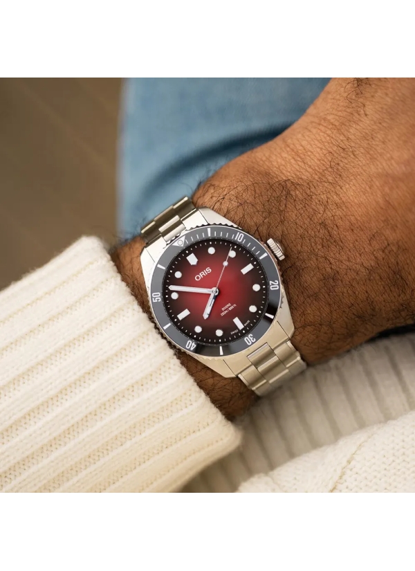 Presentamos el Oris X RedBar Limited Edition II, una edición de 250 ejemplares basada en nuestro reloj de buceo retro Divers. In 2