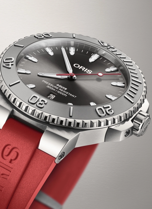 Reloj en caja de acero  de 43,50 mm con mecanismo automático con reserva de marcha de hasta 418h, esfera gris con ventana de fec 2