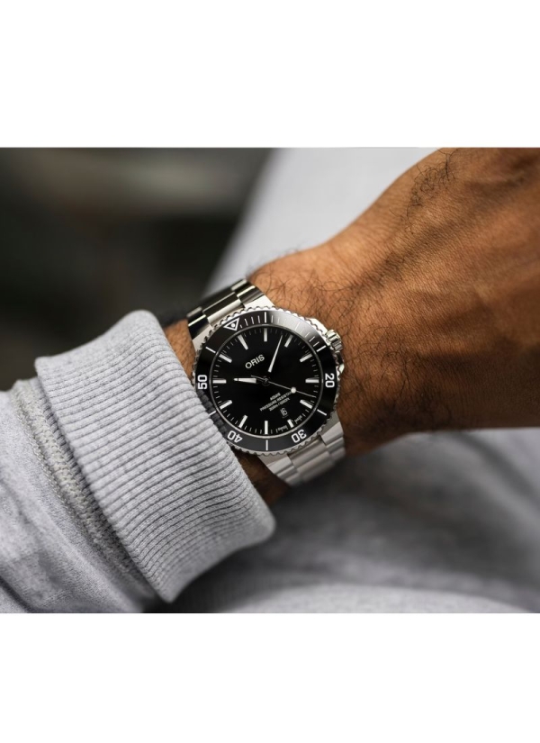 En negro, el Aquis Date de 43,50 mm es el reloj deportivo definitivo. Fino y con un alto desempeño, es un clásico moderno versát 2