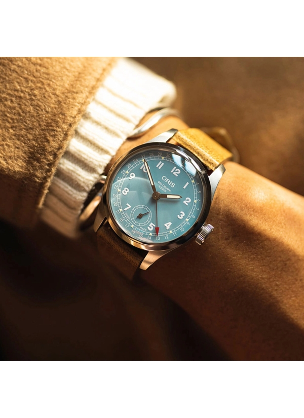 Este modelo conserva la corona sobredimensionada y la función de fecha con aguja pointer de los relojes Big Crown original. Incl 2