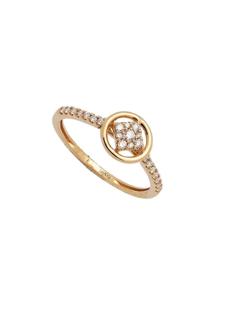 Anillo de oro amarillo de 18Kt con un motivo romboidal en el centro, compuesto por un pavé de diamantes talla brillante, rodeado
