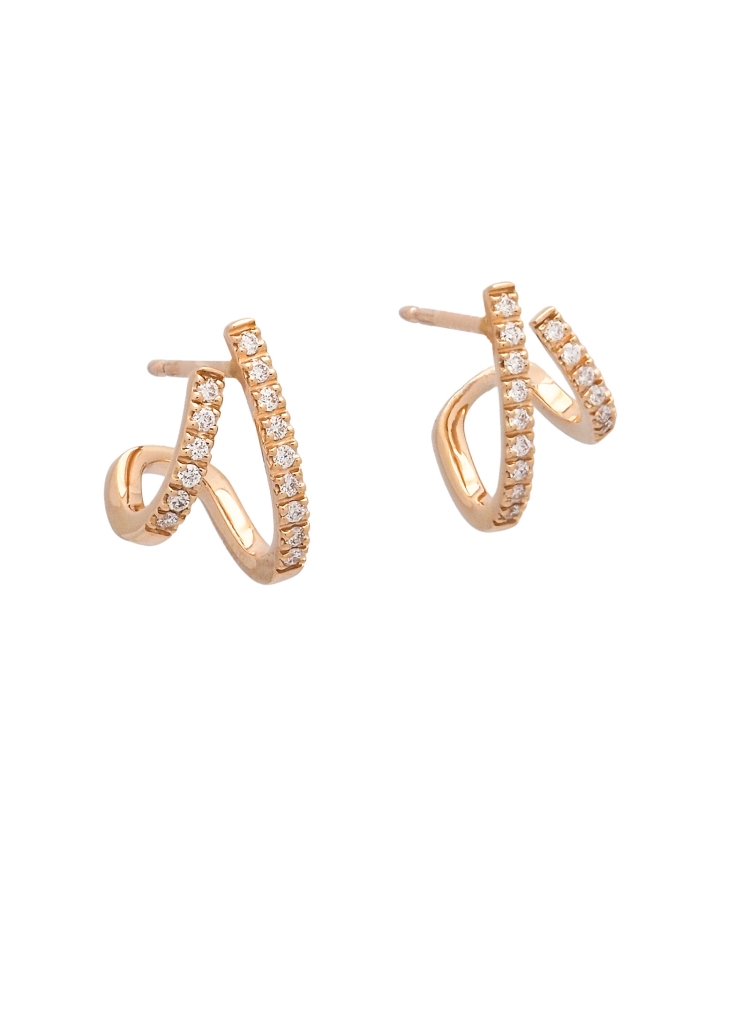 Pendientes de oro rosa de 18Kt con aspecto de criolla doble, una recta y otra inclinada que se adaptan al lóbulo. Diamantes tall