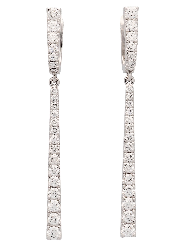 Pendientes de oro blanco de 18Kt, hechos a mano. Dormilonas de 4 garras con un diamante talla brillante de 0,60ct cada uno. Ambo