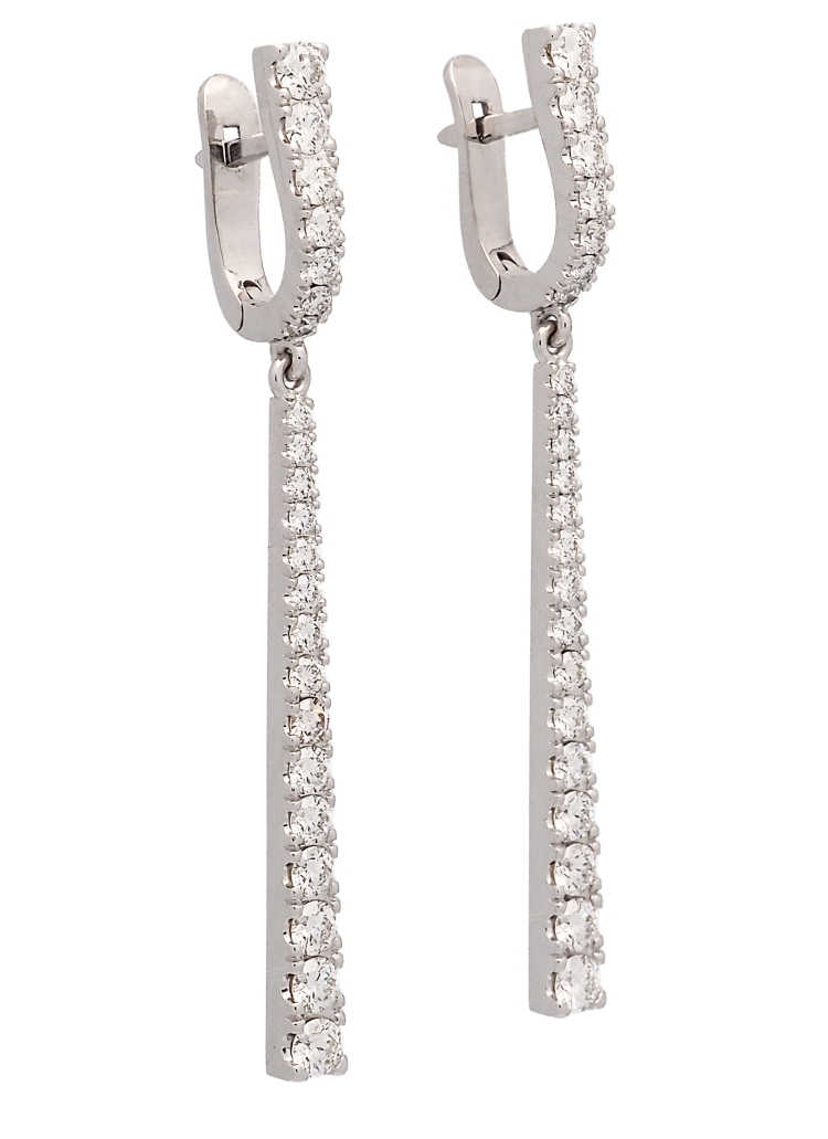 Pendientes de oro blanco de 18Kt, hechos a mano. Dormilonas de 4 garras con un diamante talla brillante de 0,60ct cada uno. Ambo