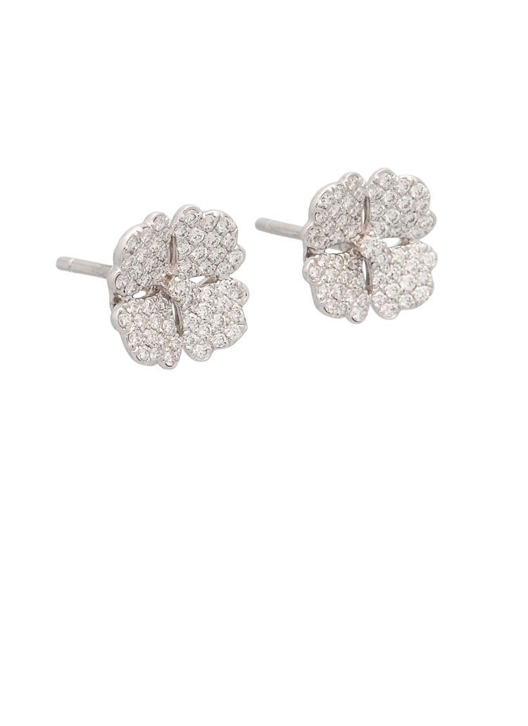 Pendientes de oro blanco de 18Kt, compuestos por pavé de diamantes talla brillante dispuestos en forma de trébol de 4 hojas (10m