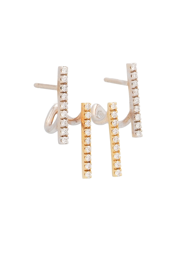 Originales pendientes de oro bicolor de 18Kt, en donde 2 barritas con diamantes talla brillante (0,30ct G VS) parecen flotar en 