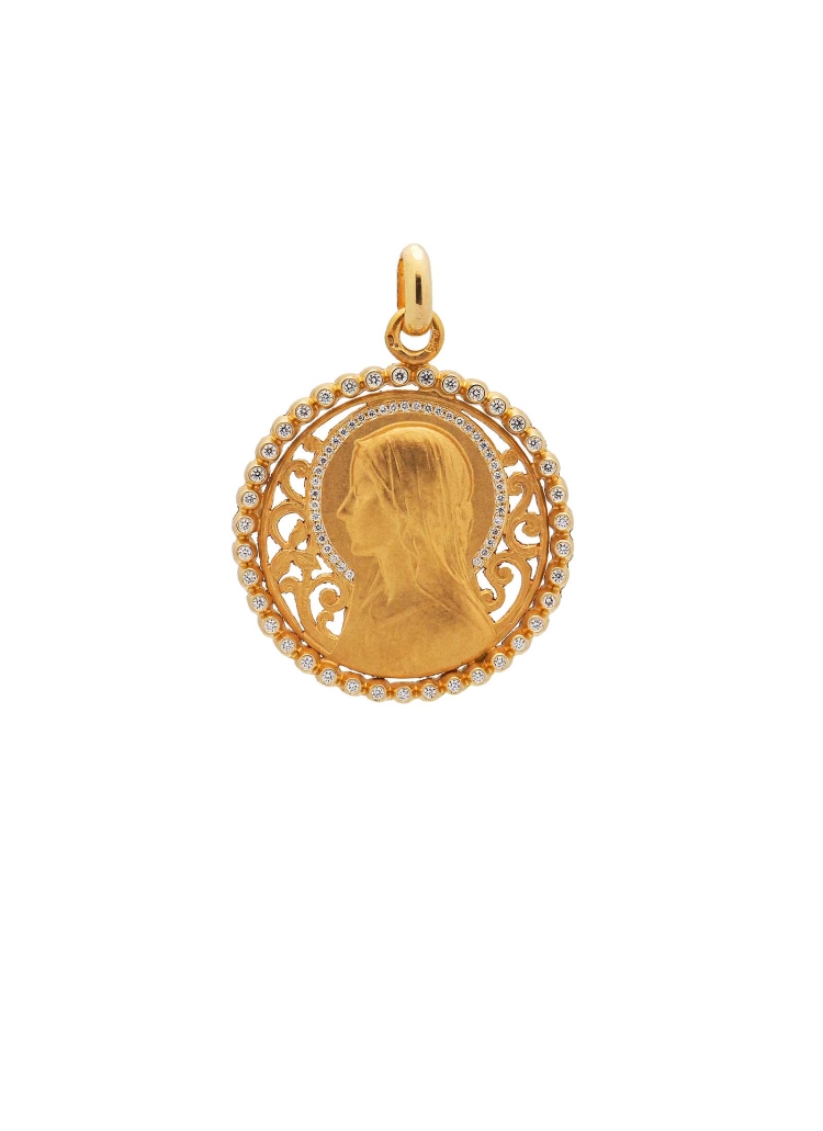 Medalla de oro amarillo de 18Kt. Virgen niña con velo, en medalla calada. Lleva diamantes talla brillante de color E/F y pureza 