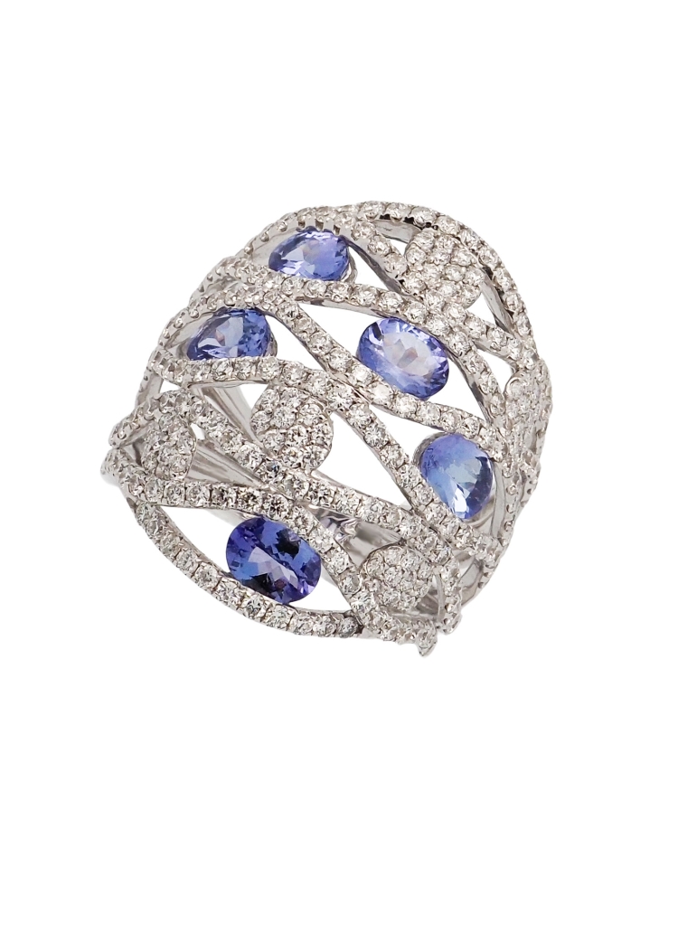 Ancha sortija de oro blanco de 18kt, con varias formas sinuosas de diamantes talla brillante, entre las cuales se situan motivos