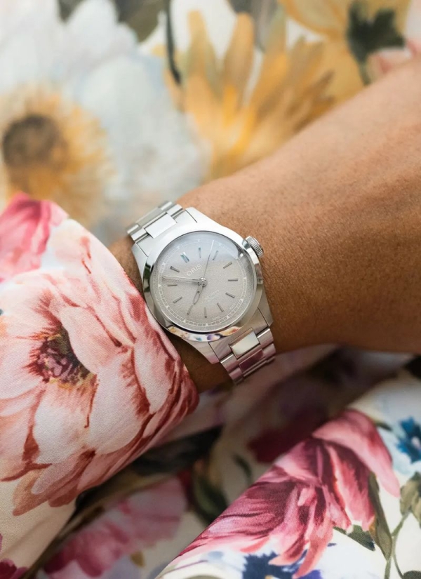 Presentamos el Big Crown automático de 34,00 mm, una nueva iteración de nuestro diseño icónico para mujeres, o para personas con 2