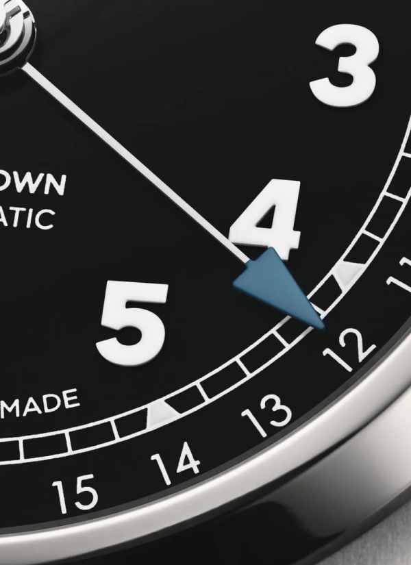 A veces las cosas solo tienen sentido en blanco y negro. Esta versión de esfera negra del Big Crown Pointer Date de acero y 40,0 2