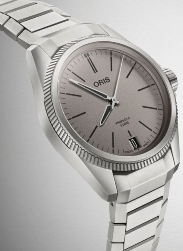 Presentamos el innovador ProPilot X Calibre 400, un reloj de nueva generación embutido en una ligera caja de titanio de 39 mm y  2