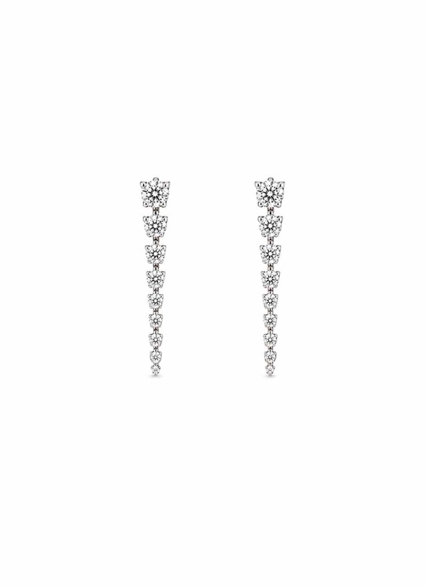 Delicados pendientes de oro blanco de 18Kt con brillantes engastados con 3 garras que le confieren un aspecto novedoso y con muc