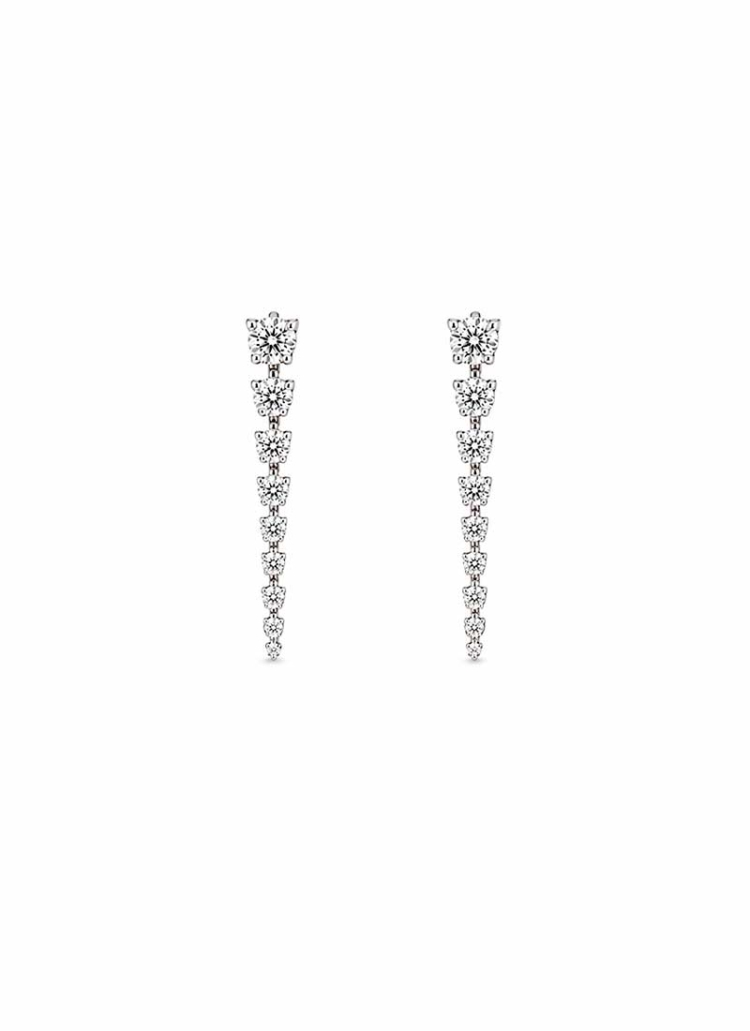 Delicados pendientes de oro blanco de 18Kt con brillantes engastados con 3 garras que le confieren un aspecto novedoso y con muc