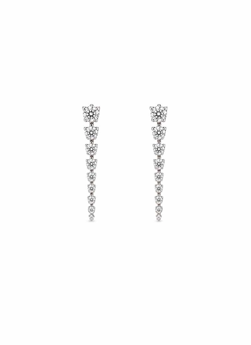 Delicados pendientes de oro blanco de 18Kt con brillantes engastados con 3 garras que le confieren un aspecto novedoso y con muc