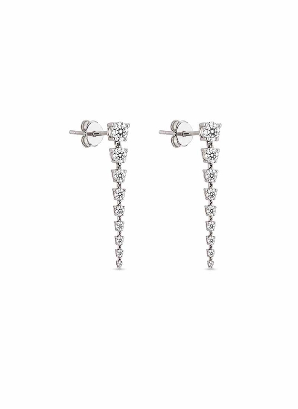 Delicados pendientes de oro blanco de 18Kt con brillantes engastados con 3 garras que le confieren un aspecto novedoso y con muc 2