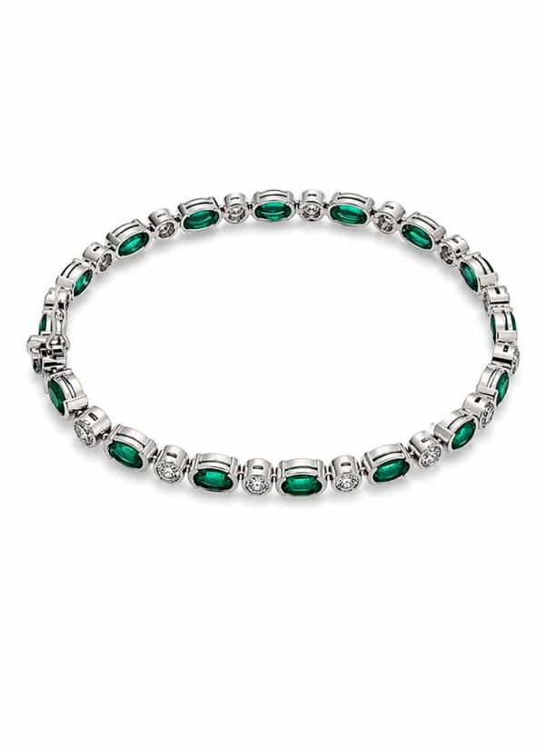 Pulsera de oro blanco de 18Kt, con 15 esmeraldas talla oval con un peso de 6,76ct. Entre ellas, 15 diamantes talla brillante con